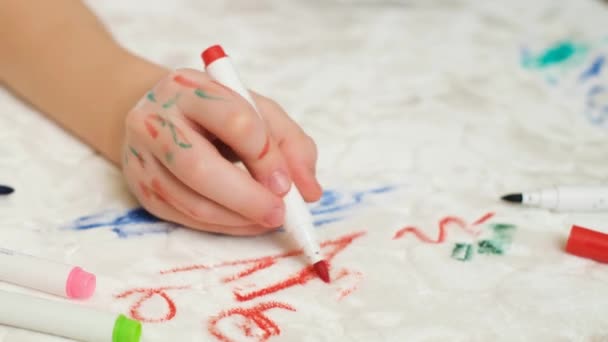 无法辨认的小孩在沙发或地毯的白色装饰家具上画毛笔 顶视图 清洁概念的污渍 — 图库视频影像