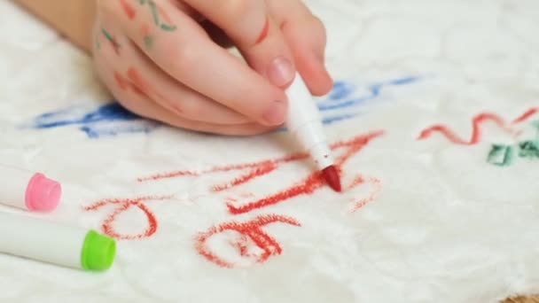 Kanepenin Beyaz Döşemelerine Halıya Keçeli Kalem Çizen Tanınmamış Bir Çocuk — Stok video