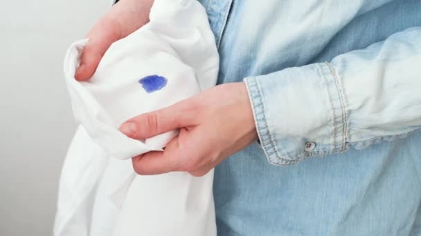 Mulher Irreconhecível Segurando Camisa Branca Estragada Mancha Tinta Suja Uma — Vídeo de Stock
