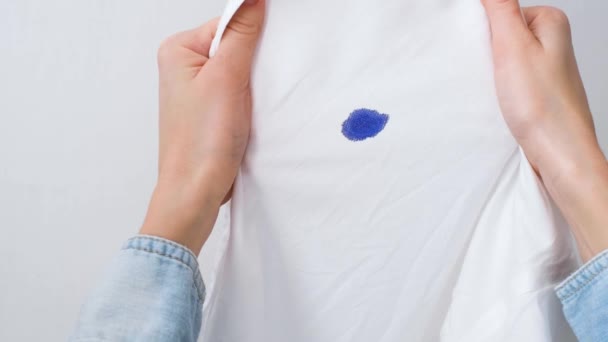 Vuile Inktvlekken Witte Kleren Onherkenbare Vrouw Met Bedorven Wit Shirt — Stockvideo