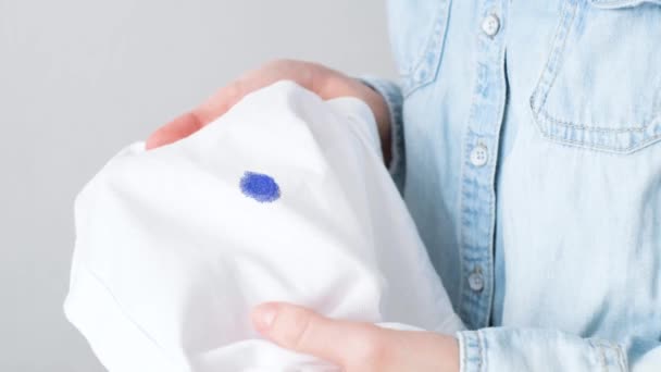 Mancha Tinta Sucia Una Ropa Blanca Mujer Irreconocible Sosteniendo Camisa — Vídeo de stock