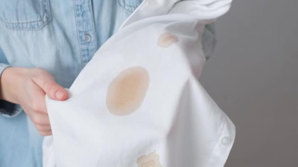 白いシャツの上にコーヒーの汚れた汚れ 日常生活の汚れの概念 4K映像について — ストック動画
