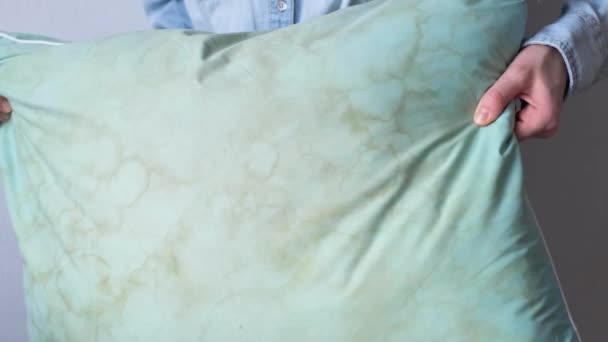 白色衣服上的化妆品污迹 家庭主妇在去除污迹前对污迹进行评估 液体粉底霜日常生活污渍和清洁的概念 顶部视图 — 图库视频影像