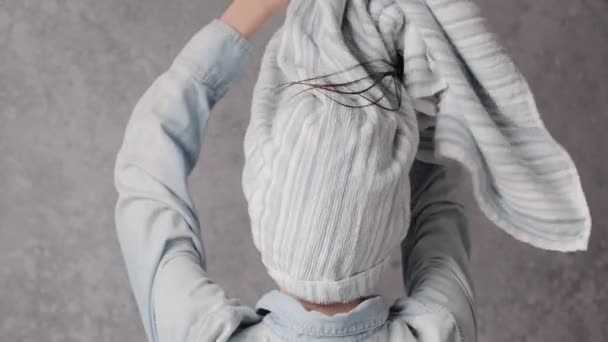 Dziewczyna Zdejmuje Ręcznik Jego Głowy Szczotkuje Mokre Włosy Szarym Tle — Wideo stockowe