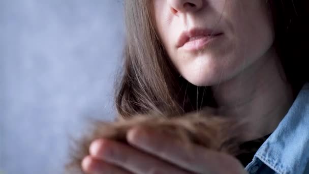 Zbliżenie Rozłamu Wysuszył Rękę Kobiety Brunetką Koncepcja Pielęgnacji Włosów — Wideo stockowe