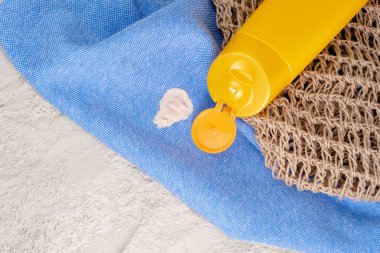 Plajdaki kıyafetlere dökülen kirli krema lekesi. Beyaz cilt bakım ürünü. Günlük hayat kirli leke konsepti. Üst Manzara. Yüksek kalite fotoğraf