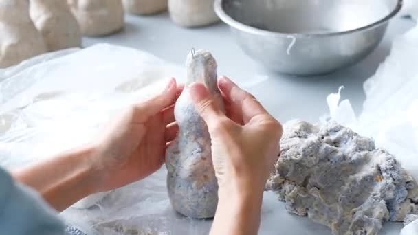 Vrouwelijke Handen Beeldhouwen Een Decoratief Konijn Van Papier Werkplaats Eco — Stockvideo
