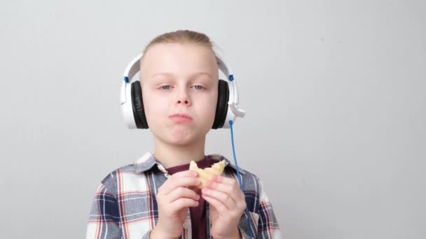 Joyeux Beau Garçon Avec Écouteurs Écoutant Musique Mangeant Sur Fond — Video