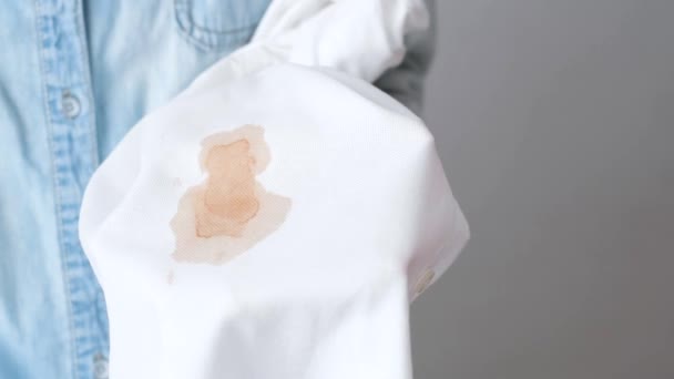 Ekologiczne Usuwanie Plam Ubraniach Brudne Plamy Kawy Białej Koszuli Codzienna — Wideo stockowe