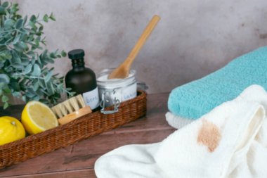 Kirli bir domates sosu lekesi ya da beyaz bir kumaşın üzerindeki kan. Lekeleri çıkarmak için doğal ve çevre dostu malzemeler. Sıfır atık. Günlük yaşam lekesi kavramı.