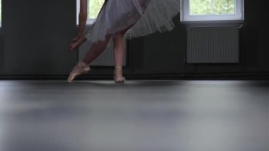 Pointball ayakkabılı balerin ayaklarının yakın plan çekimi. Bale ayakkabıları. Balerin bacaklarının ayrıntıları. Yüksek kalite 4k görüntü