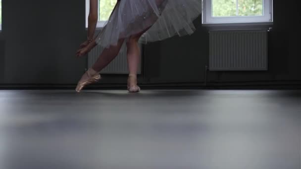 Close Dari Balerina Kaki Pointe Sepatu Menari Elemen Balet Sepatu — Stok Video