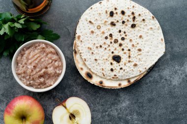 Beton bir zeminde el yapımı Matzah yuvarlak bir plaka. Yahudi Pesach geleneğini kurtardı. Yahudi Hamursuz Bayramı kutlamaları. Üst Manzara. Yüksek kalite fotoğraf