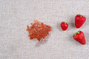 Kumaş kanepe ya da halıdaki taze dut lekesi. Günlük hayat kirli leke konsepti. Üst Manzara. Yüksek kalite fotoğraf