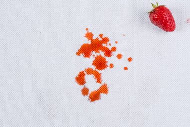 Kanepe ya da halının beyaz döşemesinde taze meyve lekesi var. Günlük hayat kirli leke konsepti. Üst Manzara. - Evet. Yüksek kalite fotoğraf