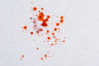  Kanepenin ya da halının beyaz döşemelerine çilek suyu döker. Günlük hayat kirli leke konsepti. Üst Manzara. - Evet. Yüksek kalite fotoğraf