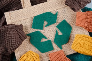 Kıyafetlerin geri dönüşümü. Kollu bir alışveriş torbasında yeşil geri dönüşüm tabelası. İkinci el kıyafet. Tüketici tarafından bilinçli. Doğayı ve gezegeni koru. Yüksek kalite fotoğraf