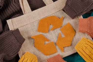 Yeşile git. Moda Kiralama ve Tutumlu. Çevresel sorumluluk. Sürdürülebilir moda konsepti. Üst Manzara. Yüksek kalite fotoğraf