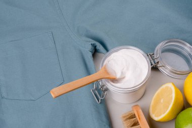 Koltuk altlarındaki ter lekelerini çıkarmak için doğal temizlik yöntemi. Kabartma tozu kullanarak giysilerdeki çevre dostu lekeleri çıkarıyorum. Sıfır atık yaşam tarzını benimsemek. Üst Manzara. Yüksek kalite fotoğraf