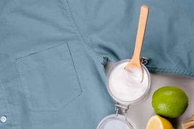 Koltuk altlarındaki ter lekelerini çıkarmak için doğal temizlik yöntemi. Kabartma tozu kullanarak giysilerdeki çevre dostu lekeleri çıkarıyorum. Sıfır atık yaşam tarzını benimsemek. Üst Manzara. Yüksek kalite fotoğraf