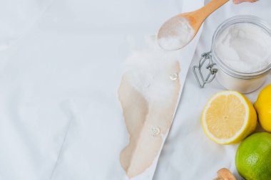 Kabartma tozu kullanarak beyaz giysilerdeki çevre dostu kahve lekesi. Sıfır atık yaşam tarzını benimsemek. Üst Manzara. Metin için boşluk. Yüksek kalite fotoğraf