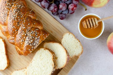 Ballı, üzümlü, arka planda elmalı ev yapımı challah. Yahudi bayramı ve şenlikli pişirme kavramı. Metin için boşluk. Üst Manzara. Yüksek kalite fotoğraf