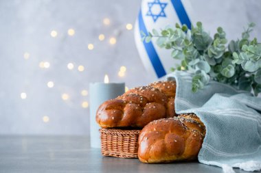 Ev yapımı challah, geleneksel örülmüş ekmek somun, mum, şarap, Tevrat, İsrail bayrağı ışıkların arka planında. - Evet. Yüksek kalite fotoğraf