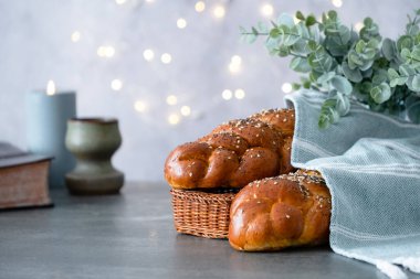 Ev yapımı challah, geleneksel örülmüş ekmek somun, mum, şarap, Tevrat, arka planda bayrak. Geleneksel Yahudi Şabat ritüeli.