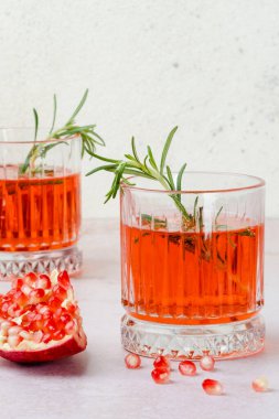 Nar suyu ve biberiyeden yapılmış şenlikli bir içecek. Şükran Günü, Noel ya da yeni yıl arifesi için bayram kokteyli. Yüksek kalite fotoğraf