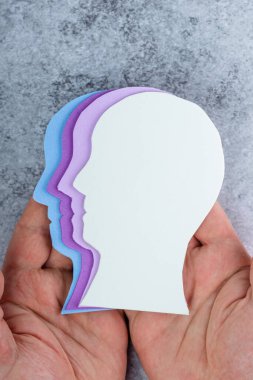 Erkek eller, morun farklı tonlarına sahip insan kafasının siluetini tutarlar. Alzheimer hastalığı. Akıl sağlığı sorunları, bunama, davranış değişiklikleri. Üst Manzara. - Evet. Yüksek kalite fotoğraf