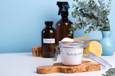 Kabartma tozu ve tahta kaşıkla dolu bir kavanoz sirke ve temizlik süngerleriyle birlikte tezgahın üzerinde duruyor. - Evet. Yüksek kalite fotoğraf