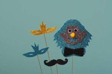 Purim karnavalı dekorasyonun kutlu olsun. Parlak maske, palyaço şapkası, sopalarda sergilenen toplar da dahil olmak üzere şenlikli parti malzemeleri, kutlamalar için mükemmel. Yüksek kalite fotoğraf