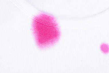 Dökülmüş nar suyu beyaz bir gömlek lekeler.. 