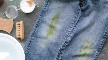 Alternatif teknikler kot pantolonlardaki inatçı çimen lekelerini çıkarmak için temel ev ürünlerini kullanırlar. Bu rehber size en sevdiğiniz çifti pürüzsüz bir şekilde nasıl yenileyeceğinizi gösteriyor. Yüksek kalite 4k görüntü