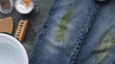 Alternatif teknikler kot pantolonlardaki inatçı çimen lekelerini çıkarmak için temel ev ürünlerini kullanırlar. - Evet. Yüksek kalite 4k görüntü