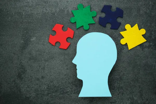 Beton zeminde renkli yapboz parçaları olan yaratıcı görsel tasvir yoluyla ADHD 'yi anlamak. Akıl sağlığı kavramı ve kapsayıcı bir toplum oluşumu. Üst Manzara. Yüksek kalite fotoğraf