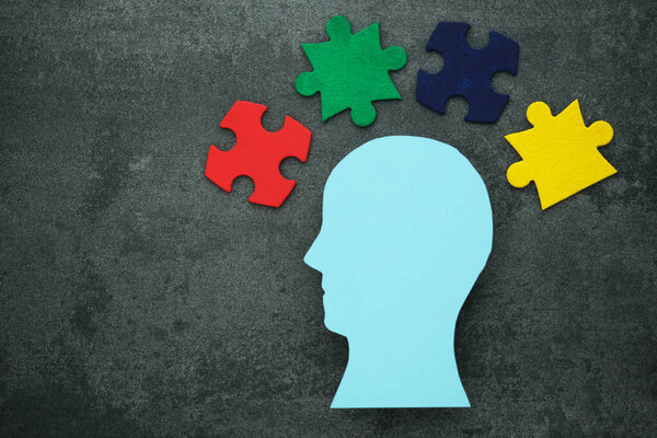 Понимание СДВГ через творческое визуальное представление с красочными кусочками головоломки на бетонном фоне. Концепция психического здоровья и формирование инклюзивного общества. вид сверху. Высокое качество фото