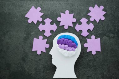 Beton zeminde bulmaca parçaları olan Alzheimer hastalığı silueti. Zihinsel sağlık sorunları ve hafıza sorunları. Yüksek kalite fotoğraf