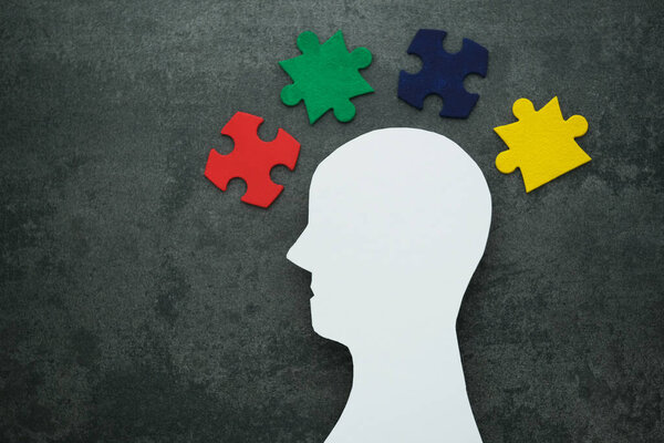 Понимание СДВГ через творческое визуальное представление с красочными кусочками головоломки на бетонном фоне. Концепция психического здоровья и формирование инклюзивного общества. вид сверху. Высокое качество фото