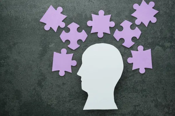 Beton zeminde bulmaca parçaları olan Alzheimer hastalarının simgesi olarak insan beyni. Zihinsel sağlık sorunları ve hafıza sorunları. Yüksek kalite fotoğraf