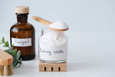 Mutfakta beyaz bir yüzey üzerinde doğal temizlik ürünleri, doğal ışıklandırma. Çevreye duyarlı ve çevre dostu bir seçim. Yüksek kalite fotoğraf