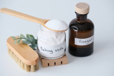 Mutfak için yeşil temizlik alternatifleri, beyaz yüzeyde cam kaplarda banyo, doğal ışıklandırma. Çevreye duyarlı ve çevre dostu bir seçim. Üst Manzara. Yüksek kalite fotoğraf