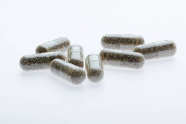 Beyaz arka planda bitkisel takviyeler. Alternatif tıp, sağlıklı ve refah temalı konsept. Beslenme takviyesi kavramı. Üst Manzara. Yüksek kalite fotoğraf