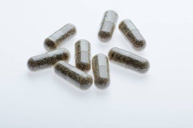 Beyaz arka planda bitkisel takviyeler. Alternatif tıp, sağlıklı ve refah temalı konsept. Beslenme takviyesi kavramı. Üst Manzara. Yüksek kalite fotoğraf