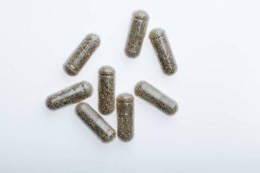 Beyaz arka planda bitkisel takviyeler. Alternatif tıp, sağlıklı ve refah temalı konsept. Beslenme takviyesi kavramı. Üst Manzara. Yüksek kalite fotoğraf