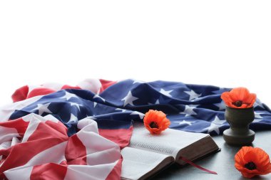 Bir Amerikan bayrağının açık bir İncil 'in üzerine sarılı olduğu vatansever bir gösteri. Parlak gelincik çiçekleri yakınlarda, kasvetli ama saygılı bir atmosfer yaratıyor. Yaz ve Anma Günü 'nün gayri resmi başlangıcı. 