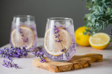 Kesme tahtasında sergilenen taze lavanta limonatası. Narin lavanta filizleri içkinin görsel cazibesini arttırır. Detoks ve bitkisel içecek. Üst Manzara. Yüksek kalite fotoğraf