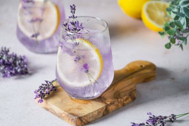 Kesme tahtasında sergilenen taze lavanta limonatası. Narin lavanta filizleri içkinin görsel cazibesini arttırır. Detoks ve bitkisel içecek. Üst Manzara. Yüksek kalite fotoğraf