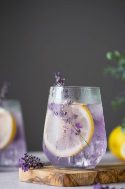 Kesme tahtasında sergilenen taze lavanta limonatası. Narin lavanta filizleri içkinin görsel cazibesini arttırır. Detoks ve bitkisel içecek. Üst Manzara. Yüksek kalite fotoğraf
