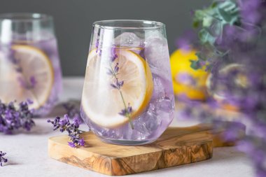 Kesme tahtasında sergilenen taze lavanta limonatası. Narin lavanta filizleri içkinin görsel cazibesini arttırır. Detoks ve bitkisel içecek. Üst Manzara. Yüksek kalite fotoğraf